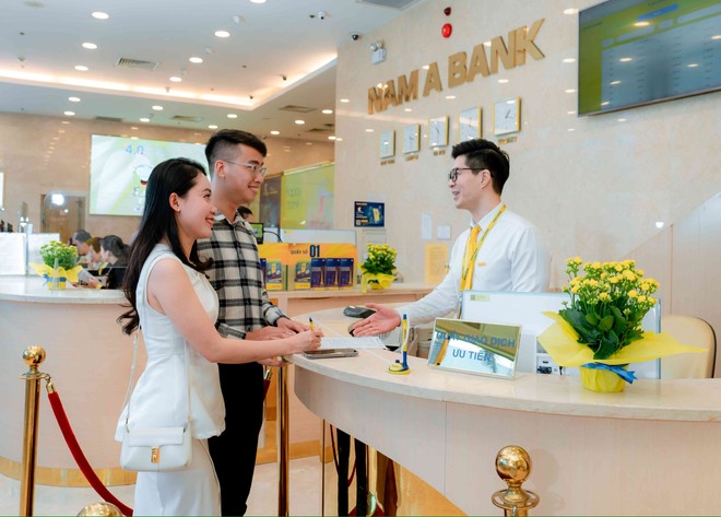 Khách hàng giao dịch tại Nam A Bank