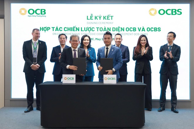Ông Phạm Hồng Hải – Tổng Giám đốc OCB và Ông Nguyễn Đức Quân Tùng – Thành viên HĐQT kiêm Tổng Giám đốc OCBS đại diện ký kết thỏa thuận hợp tác chiến lược toàn diện