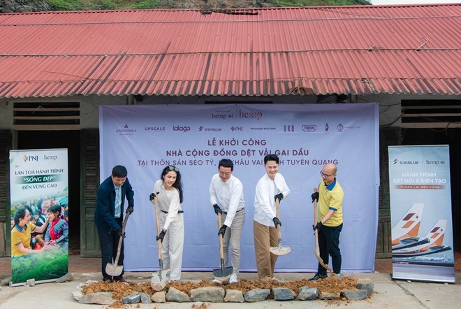 Đại diện PNJ cùng các đơn vị thực nghi thức Khởi công Nhà cộng đồng Dệt vải gai dầu (Ảnh: Ban tổ chức)