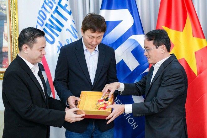 Đại diện PNJ và báo Tuổi Trẻ trao tặng tấm HCV 33 chỉ vàng 24K cho HLV Kim Sang Sik. Ảnh: Nam Trần.