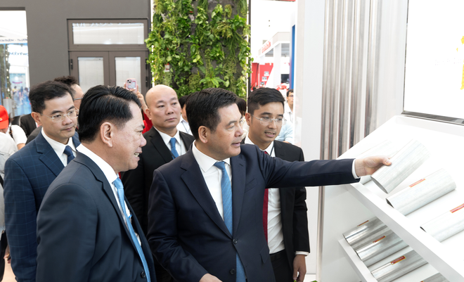 Ông Vũ Văn Thanh, Tổng giám đốc Tập đoàn Hoa Sen giới thiệu với Bộ trưởng Nguyễn Hồng Diên (ở giữa) sản phẩm Hoa Sen Mag Shield
