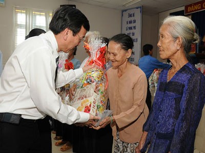 Theo đó, người lao động từ đủ 50 tuổi trở lên khi nghỉ việc và có đủ 20 năm đóng BHXH trở lên mà trong đó có đủ 15 năm làm công việc khai thác than trong hầm lò được hưởng lương hưu. Công việc khai thác than trong hầm lò do Bộ trưởng Bộ Lao động - Thương