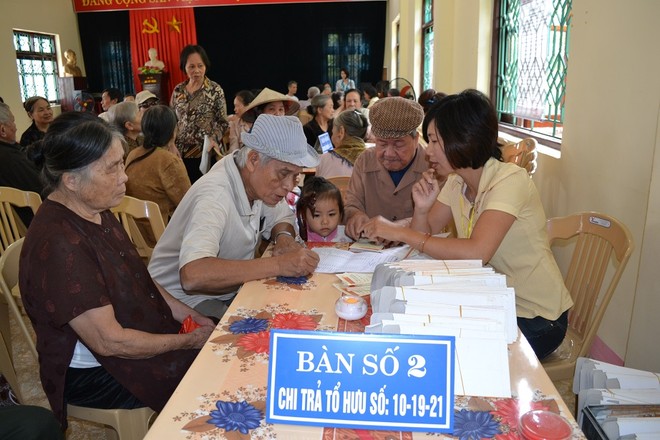 Việc chi trả lương hưu hiện nay chủ yếu là bằng tiền mặt