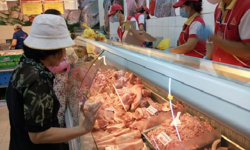 Giá bán thịt tại các siêu thị có giảm so với trước, nhưng không nhiều.