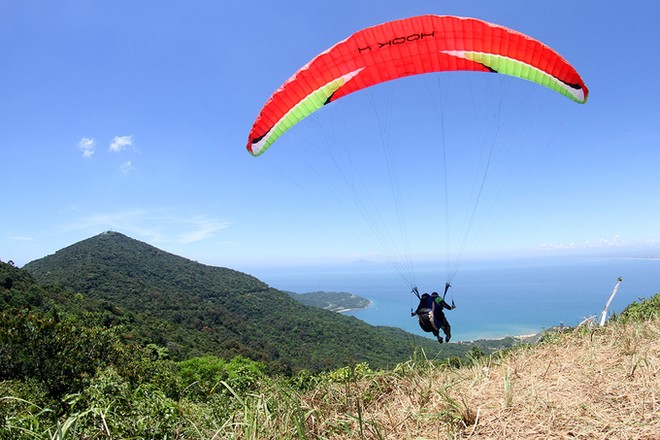 Phi công dù lượn bay trên bán đảo Sơn Trà