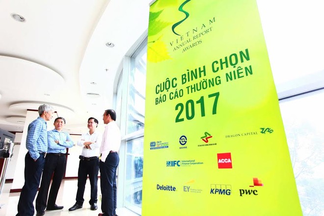 Hinh ảnh ngày đầu tiên chấm giải Báo cáo thường niên năm 2017