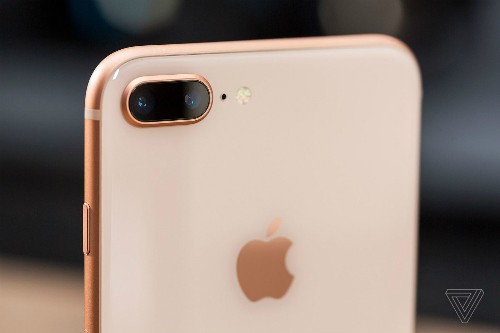 iPhone 8 và 8 Plus có mặt lưng kính dù kiểu dáng vẫn như iPhone 7 và 7 Plus.