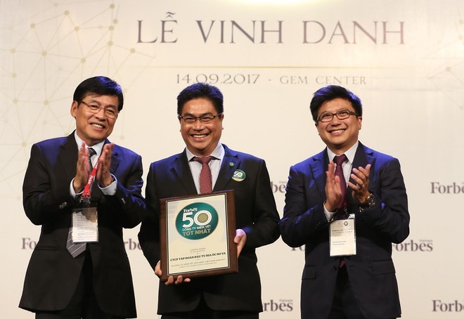 Ông Bùi Xuân Huy, Tổng giám đốc Tập đoàn Novaland nhận chứng nhận “Top 50 công ty niêm yết tốt nhất” năm 2017.