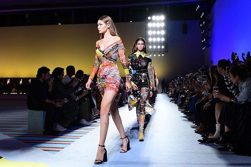 Bộ sưu tập xuân hè 2019 của Versace. Ảnh: Bloomberg.