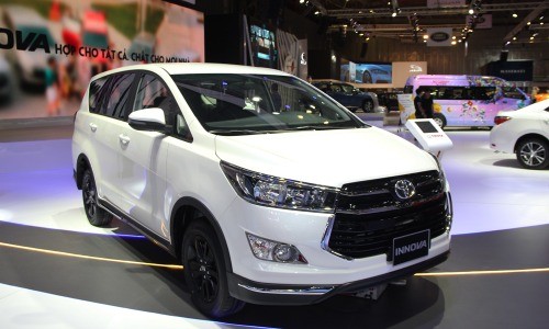 Toyota Innova 2.0 Venturer màu trắng ngọc trai tại triển lãm ôtô Việt Nam 2018. 