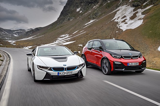 i8 (trắng) và i3. Ảnh: BMW.