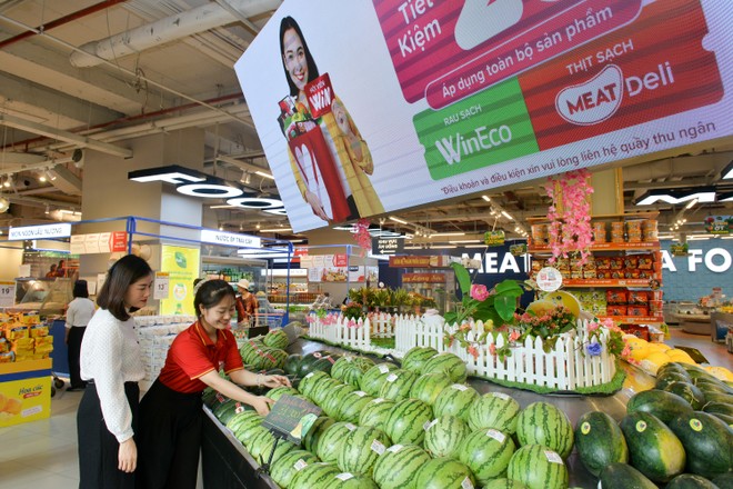 Khách hàng mua sắm tại siêu thị WinMart.