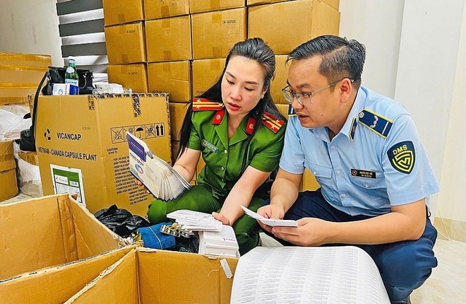 Cơ quan chức năng kiểm tra nguồn gốc xuất xứ hàng hóa. Ảnh minh họa