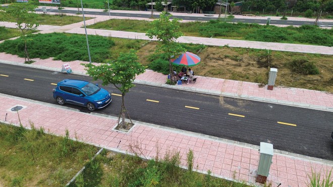 Nhà đầu tư đi xem đất vùng ven. Ảnh: Dũng Minh.