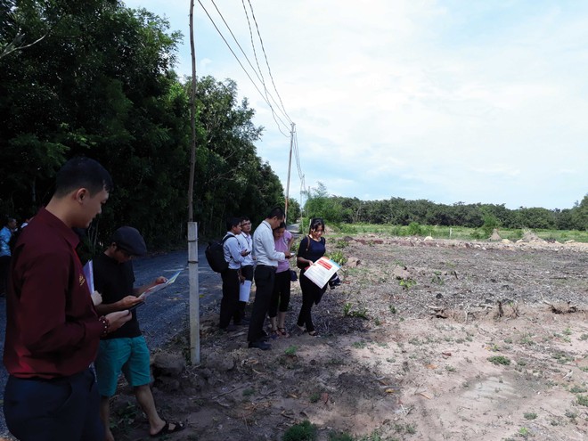 Đất nền tỉnh chờ vận may sáp nhập