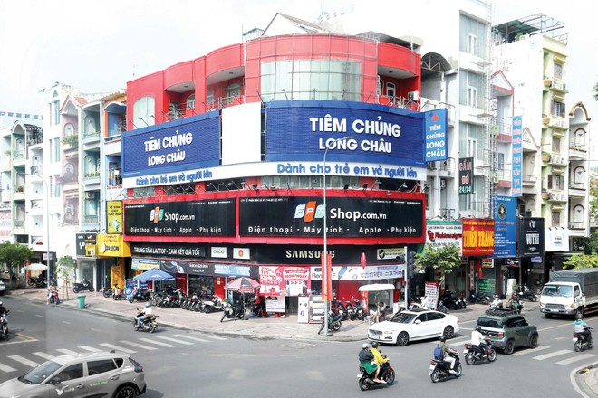 Chuỗi bán lẻ của FPT Retail thường nằm tại các vị trí đắc địa. Ảnh: Bình Minh.