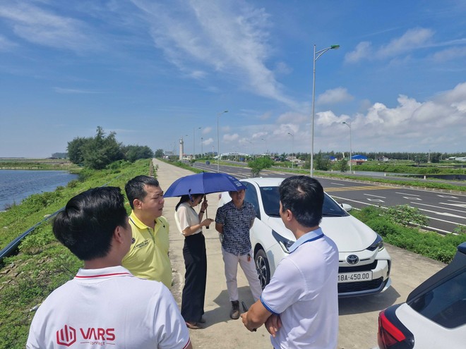 Nhà đầu tư đi săn đất vùng ven. Ảnh: Dũng Minh.