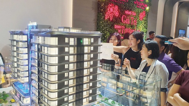 Khách hàng chọn mua căn hộ tại một dự án ở khu Nam TP.HCM. Ảnh: Lê Toàn.