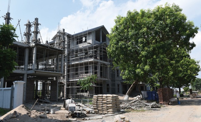 Giá nhà tăng cao đến từ chi phí đầu vào lớn, đặc biệt là tiền đất. Ảnh: Dũng Minh.