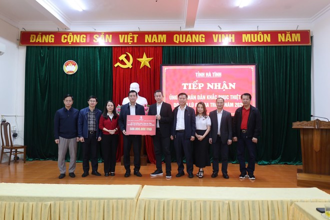 SABECO trao bảng hỗ trợ trị giá 500 triệu đồng cho tỉnh Hà Tĩnh.