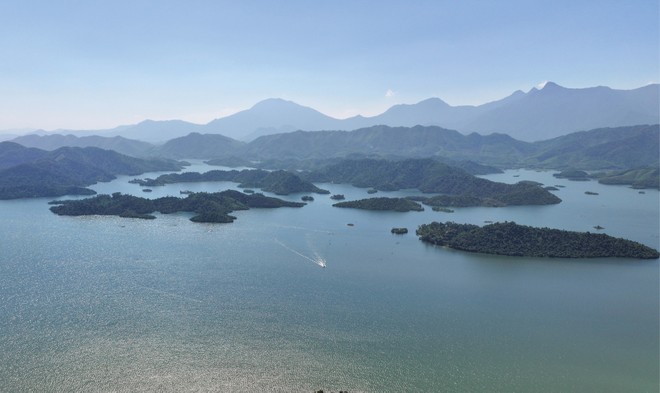 Vẻ đẹp nguyên sơ của Hồ Núi Cốc, Thái Nguyên.