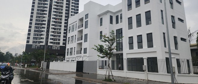 Công trình trường học mới tinh nằm ngay cổng dự án, nhưng chưa được đưa vào sử dụng. Ảnh: Dũng Minh.