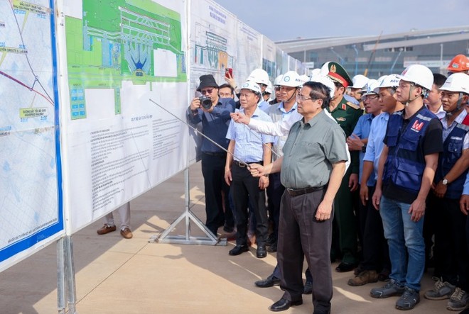 Thủ tướng đánh giá dự án đang thay đổi theo từng ngày, từng tuần, từng tháng - Ảnh: VGP.