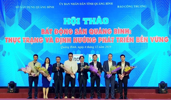 Ban tổ chức tặng hoa cho các chuyên gia, đại biểu tham dự Hội thảo.