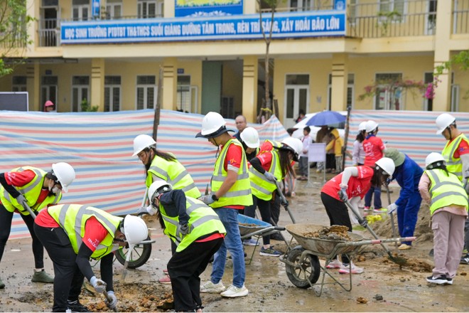 Các tình nguyện viên Prudential chung tay cải tạo cơ sở hạ tầng trường học tại Lào Cai 