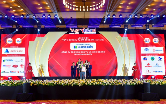 Đại diện các doanh nghiệp nhận giải Top 10 Chủ đầu tư Bất động sản năm 2024