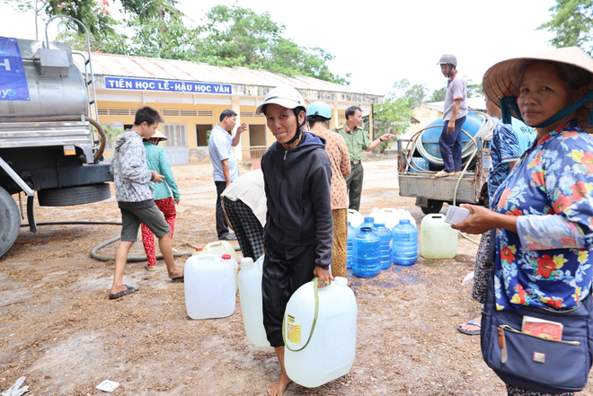 Tập đoàn Tân Hiệp Phát phối hợp cùng báo Công an TP.HCM trao tặng gần 200.000 sản phẩm nước tinh khiết Number 1 và 620 khối nước ngọt cho bà con hai tỉnh Bến Tre và Tiền Giang.