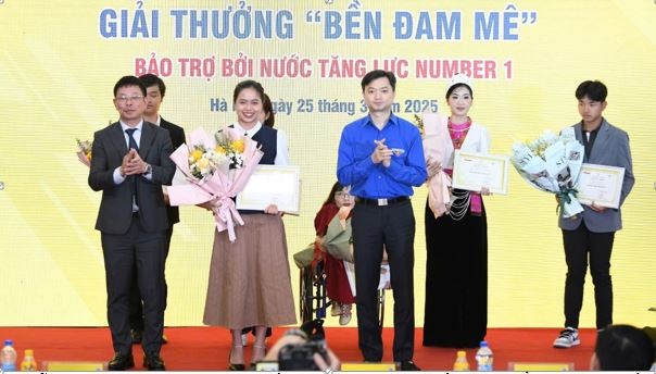 Nguyễn Mỹ Linh nhận giải thưởng “Bền Đam Mê” do báo Tiền Phong tổ chức với sự đồng hành của Number 1. (Ảnh:NVCC).