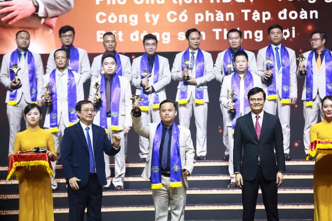 Ông Nguyễn Thanh Quyền nhận giải thưởng Top 100 Doanh nhân trẻ tiêu biểu năm 2022.