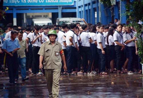 Học sinh trường Nhân Văn tập trung trước sảnh sau vụ cháy.