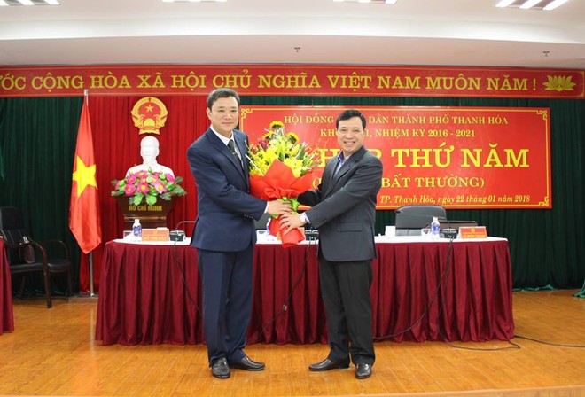 Trưởng Ban tổ chức Tỉnh ủy Thanh Hóa Lại Thế Nguyên chúc mừng ông Lê Anh Xuân. Ảnh báo Thanh Hóa.