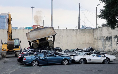 Các xe sang bị nghiền nát ở Manila ngày 6/2. Ảnh: Reuters.