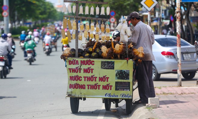 Đặc sản miền Tây trên vỉa hè Sài Gòn