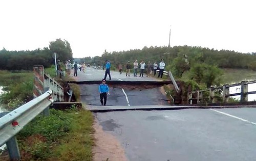 Cầu sập khiến tỉnh lộ bị chia cắt. Ảnh: Tư Huynh.