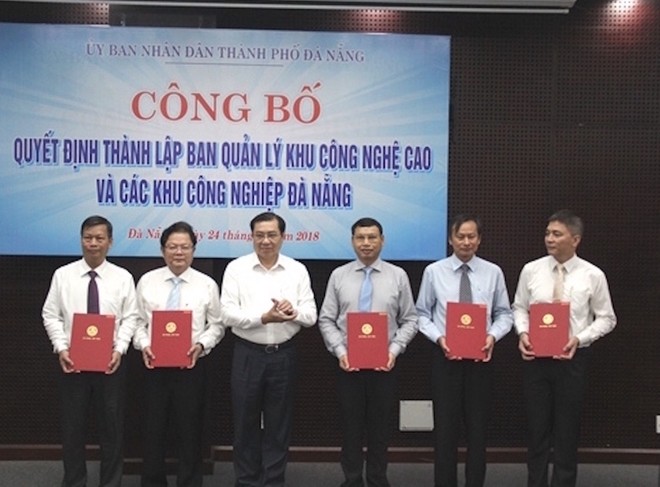 Ông Huỳnh Đức Thơ, Chủ tịch UBND TP. Đà Nẵng trao Quyết định bổ nhiệm lãnh đạo Ban Quản lý khu công nghệ cao và các khu công nghiệp Đà Nẵng. Ảnh: VGP/Lưu Hương.