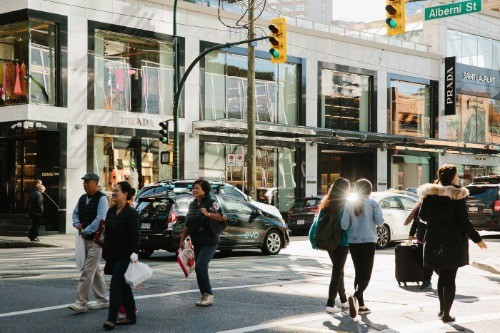 Người mua sắm trên phố Alberni Street. Ảnh: Bloomberg.