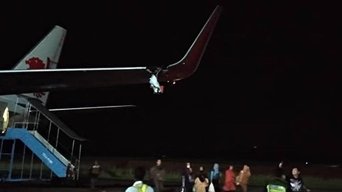 Cánh trái máy bay mang số hiệu JT633 của hãng hàng không Indonesia Lion Air bị vỡ sau khi đâm vào cột ở sân bay Fatmawati. Ảnh: CNA.
