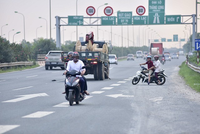 Xe máy quay đầu đi ngược chiều khi thấy lực lượng chức năng xử lý phía trước.