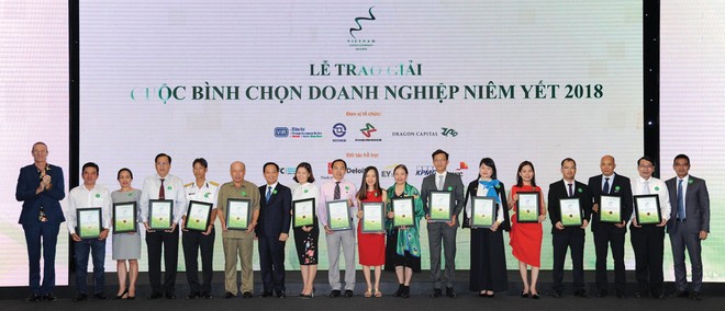 Chủ tịch UBCK, Chủ tịch Sở GDCK TP. HCM và Chủ tịch Dragon Capital vinh danh các doanh nghiệp đoạt giải trong Cuộc bình chọn Doanh nghiệp niêm yết tiêu biểu 2018.