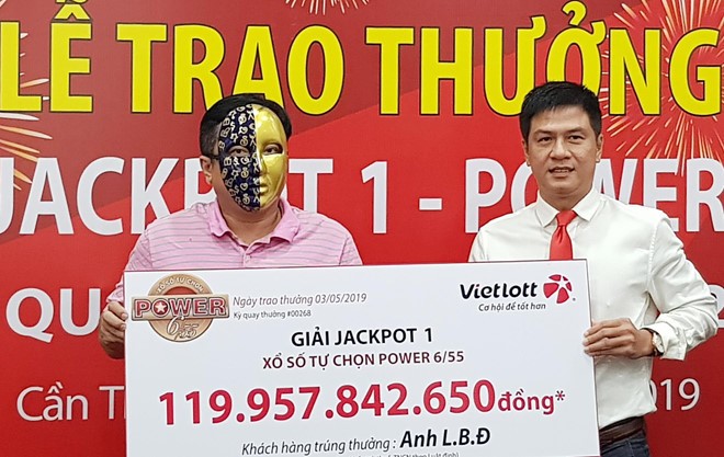 Ông Đ. nhận giải thưởng của Vietlott. (Ảnh: Zing).