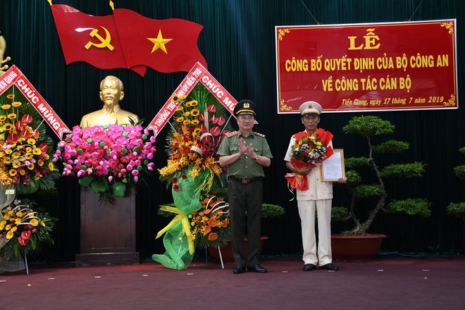 Thượng tướng Nguyễn Văn Thành, Thứ trưởng Bộ Công an trao quyết định bổ nhiệm Giám đốc Công an tỉnh Tiền Giang cho Đại tá Nguyễn Văn Nhựt.