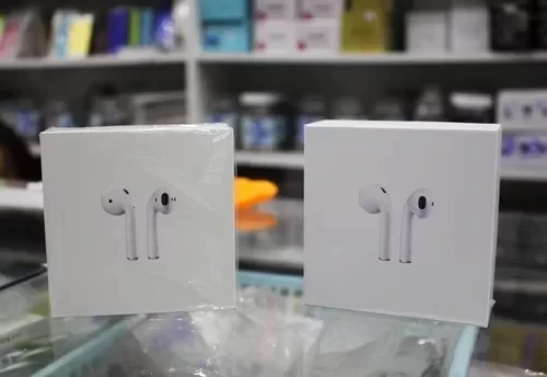 Airpods "nhái" được nhiều người chọn mua vì giá rẻ chỉ bằng 1/10 sản phẩm thật. Ảnh: Bảo Lâm.