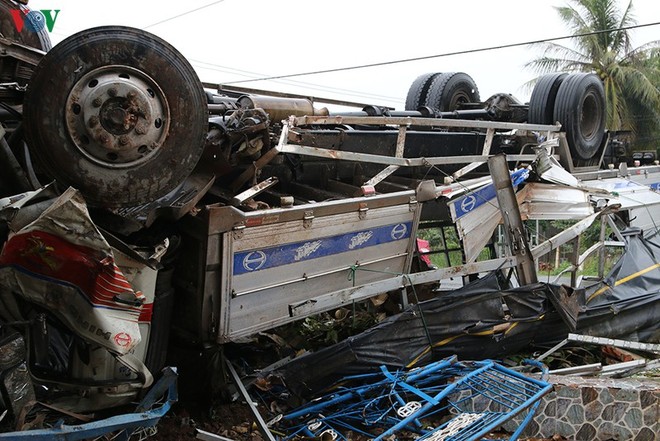 Xe tải lật ngửa sau khi mất lái và đâm vào nhà dân.