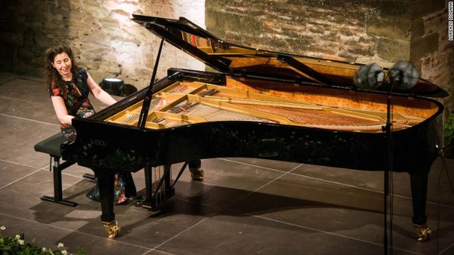 Angela Hewitt thường xuyên thu âm các tác phẩm của mình bằng chiếc piano Fazioli F278 quý hiếm.