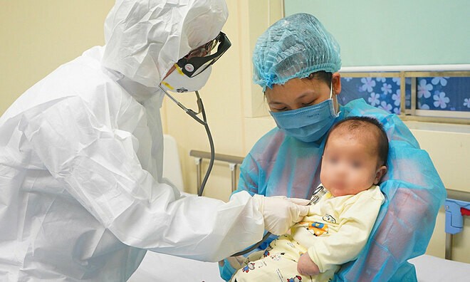 Bé được bác sĩ thăm khám kiểm tra sức khỏe trước khi xuất viện sáng 20/2.