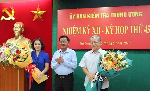 Đồng chí Trần Cẩm Tú, Bí thư Trung ương Đảng, Chủ nhiệm Ủy ban Kiểm tra Trung ương chúc mừng đồng chí Nguyễn Văn Hùng và đồng chí Trần Thị Hiền.